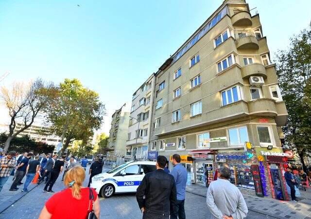 İstanbul'da meydana gelen deprem sonrası Taksim'deki binada kayma meydana geldi