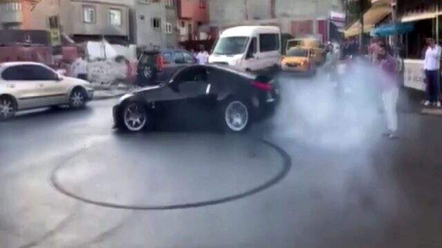 İstanbul'da trafik magandaları sokakta drift yaptı İstanbul'da trafik magandaları sokakta drift yaptı