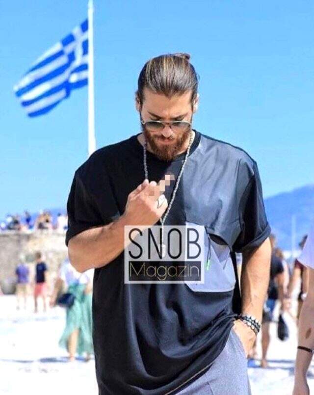 Oyuncu Can Yaman, Yunan bayrağının önünde orta parmak hareketi yaptı Oyuncu Can Yaman, Yunan bayrağının önünde orta parmak hareketi yaptı