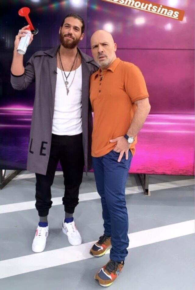 Oyuncu Can Yaman, Yunan bayrağının önünde orta parmak hareketi yaptı Oyuncu Can Yaman, Yunan bayrağının önünde orta parmak hareketi yaptı