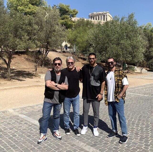 Oyuncu Can Yaman, Yunan bayrağının önünde orta parmak hareketi yaptı Oyuncu Can Yaman, Yunan bayrağının önünde orta parmak hareketi yaptı