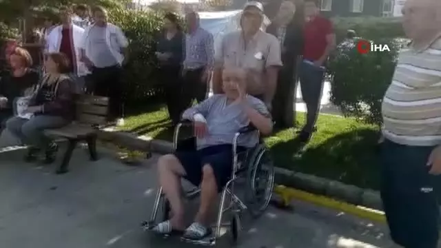 Silivri Devlet Hastanesi'nin bahçesine yaşanan deprem nedeniyle çadır kuruldu