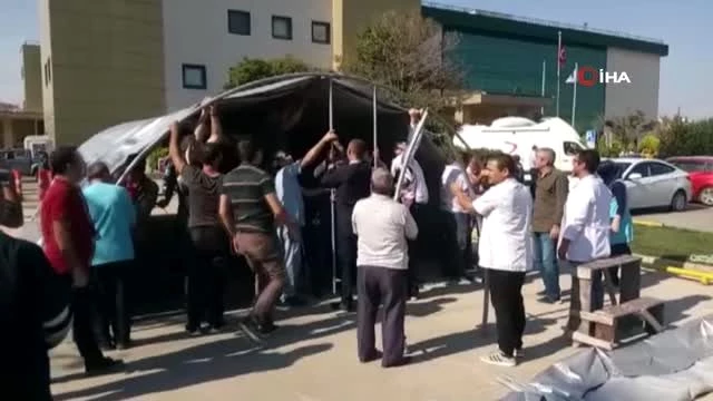 Silivri Devlet Hastanesi'nin bahçesine yaşanan deprem nedeniyle çadır kuruldu