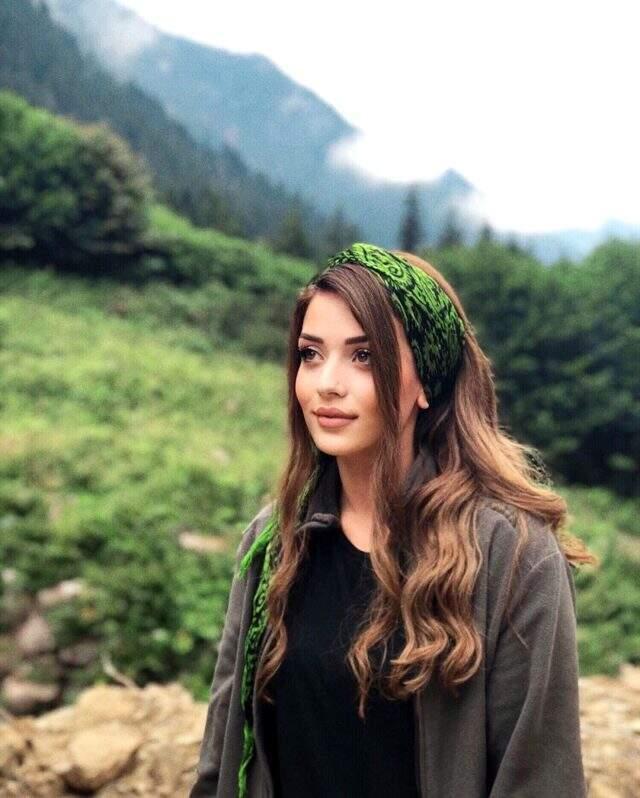 Evlilik programıyla ünlenen Hazal Babalık'ın sevgilisiyle verdiği pozlara beğeni yağdı