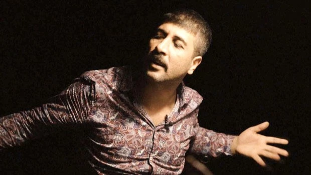 Şarkıcı Fatih Bulut'un sürekli elleriyle oynamasının sebebi babasının ölümü çıktı