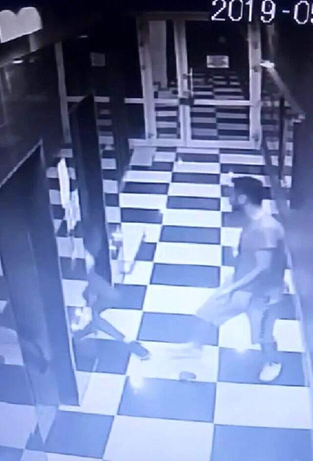Genç kızı asansör boşluğuna böyle itti! Dehşete düşüren olayın görüntüleri çıktı Genç kızı asansör boşluğuna böyle itti! Dehşete düşüren olayın görüntüleri çıktı