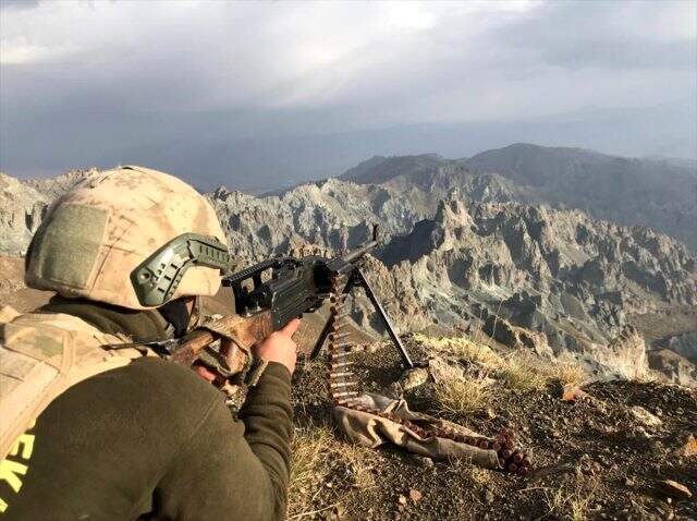 Kıran-4 operasyonunda mağaralar bombalandı