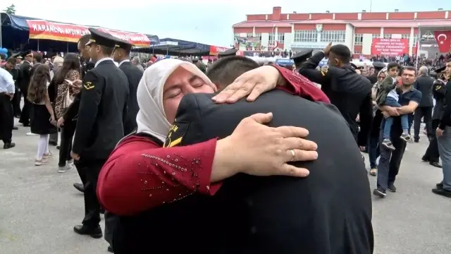 Gözü yaşlı anne, yüzlerce asker arasından oğlunu aradı