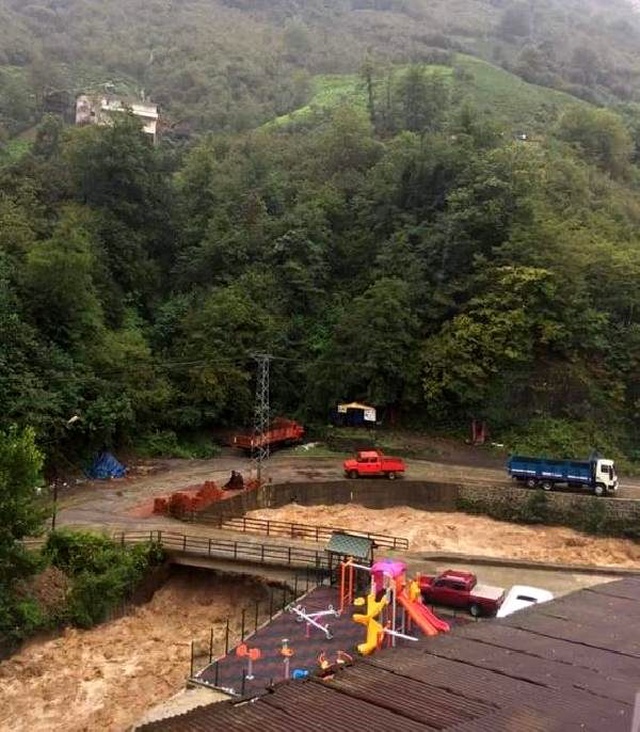 Artvin'de sel! Dereler taştı, yollar kapandı