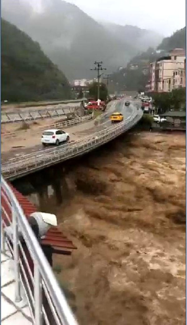 Artvin'de sel! Dereler taştı, yollar kapandı