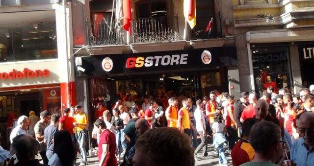 Galatasaray taraftarından polise tezahürat! Galatasaray taraftarından polise tezahürat!