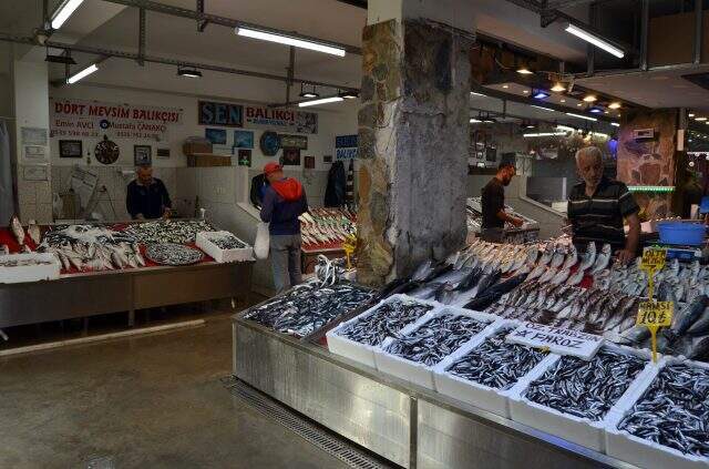 Hamsi bollaşınca fiyatı 25 TL'den 10 TL'ye düştü Hamsi bollaşınca fiyatı 25 TL'den 10 TL'ye düştü