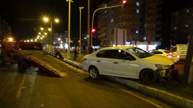 Kırmızı ışıkta geçen otomobilin kaza yapması sonucu 7 kişi yaralandı Kırmızı ışıkta geçen otomobilin kaza yapması sonucu 7 kişi yaralandı