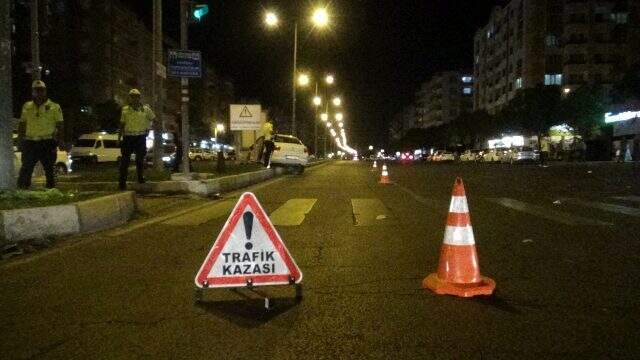 Kırmızı ışıkta geçen otomobilin kaza yapması sonucu 7 kişi yaralandı Kırmızı ışıkta geçen otomobilin kaza yapması sonucu 7 kişi yaralandı