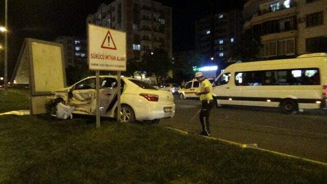 Kırmızı ışıkta geçen otomobilin kaza yapması sonucu 7 kişi yaralandı Kırmızı ışıkta geçen otomobilin kaza yapması sonucu 7 kişi yaralandı