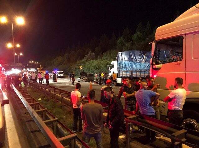 Kocaeli Anadolu Otoyolu'nda zincirleme trafik kazası: 3 ölü, 3 yaralı Kocaeli Anadolu Otoyolu'nda zincirleme trafik kazası: 3 ölü, 3 yaralı