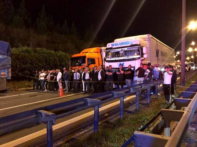 Kocaeli Anadolu Otoyolu'nda zincirleme trafik kazası: 3 ölü, 3 yaralı Kocaeli Anadolu Otoyolu'nda zincirleme trafik kazası: 3 ölü, 3 yaralı