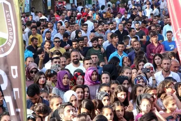 Manuş Baba, Gençlik Huzur ve Bal Festival'i için gittiği Kato Dağı'nda konser verdi