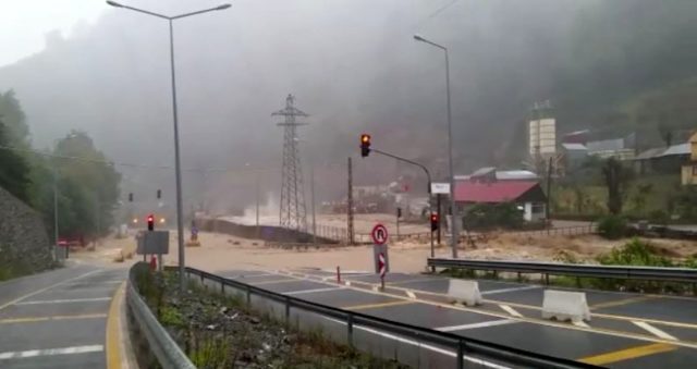 Artvin'de sel! Dereler taştı, yollar kapandı