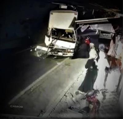 5 kişiye çarpıp markete giren kamyonun korkunç kazası kameraya yansıdı