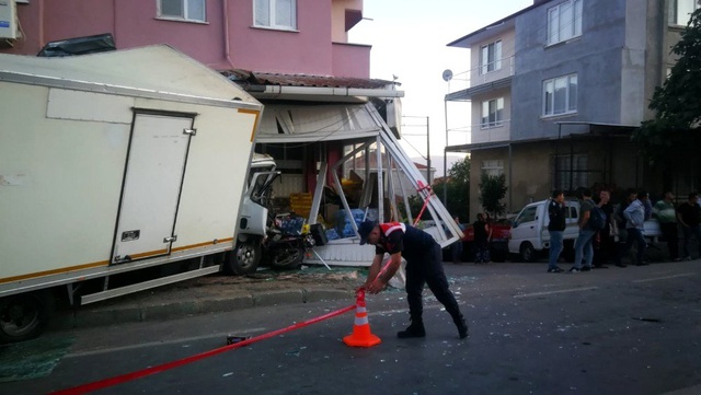 5 kişiye çarpıp markete giren kamyonun korkunç kazası kameraya yansıdı