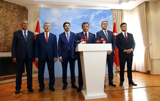 AK Parti'den istifa eden Davutoğlu, kuracağı partide 