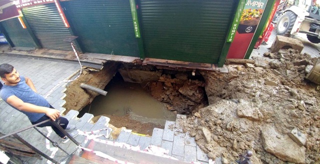 İstanbul Beşiktaş Kumpirciler Çarşısı'nda yol çöktü