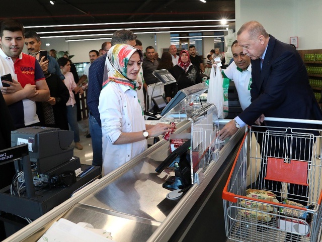 Erdoğan, Tarım Kredi Kooperatifi satış mağazasından alışveriş yaptı