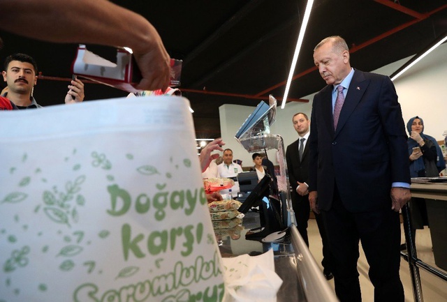 Erdoğan, Tarım Kredi Kooperatifi satış mağazasından alışveriş yaptı