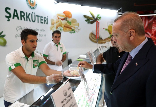 Erdoğan, Tarım Kredi Kooperatifi satış mağazasından alışveriş yaptı