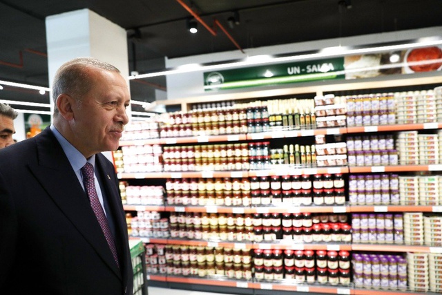 Erdoğan, Tarım Kredi Kooperatifi satış mağazasından alışveriş yaptı