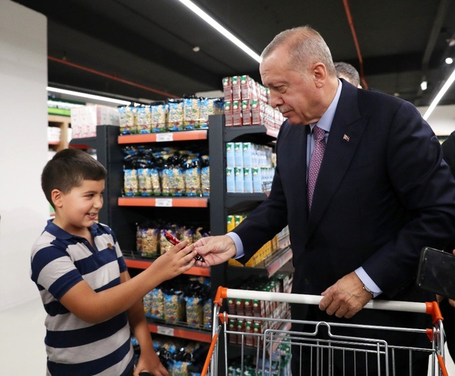 Erdoğan, Tarım Kredi Kooperatifi satış mağazasından alışveriş yaptı