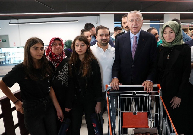Erdoğan, Tarım Kredi Kooperatifi satış mağazasından alışveriş yaptı