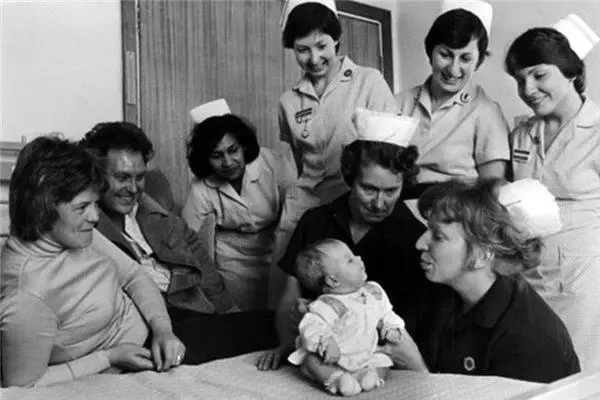 Dünyanın ilk tüp bebeği Türkiye'den hediye gönderilen beşikte yatmış