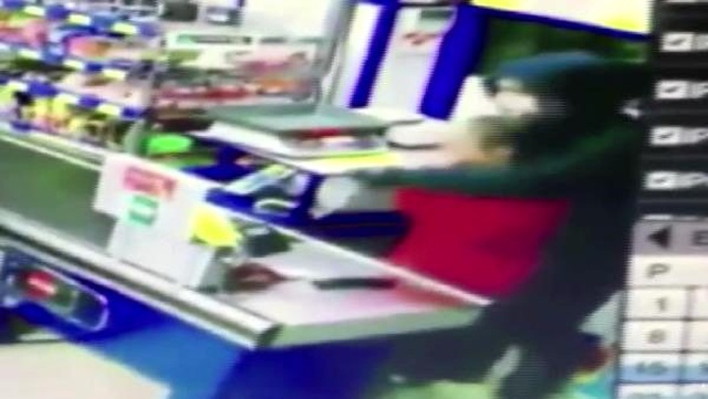 Yüzü maskeli gaspçının, kadın kasiyerin boğazına bıçak dayadığı anlar kamerada