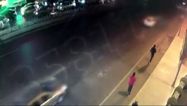 Yüzü maskeli gaspçının, kadın kasiyerin boğazına bıçak dayadığı anlar kamerada