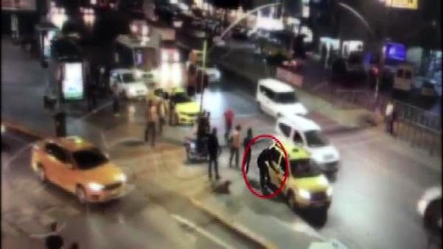 Yüzü maskeli gaspçının, kadın kasiyerin boğazına bıçak dayadığı anlar kamerada