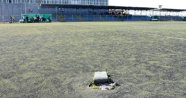 Kaleci, saha zemininde açılan çukurları battaniye ile kapattı