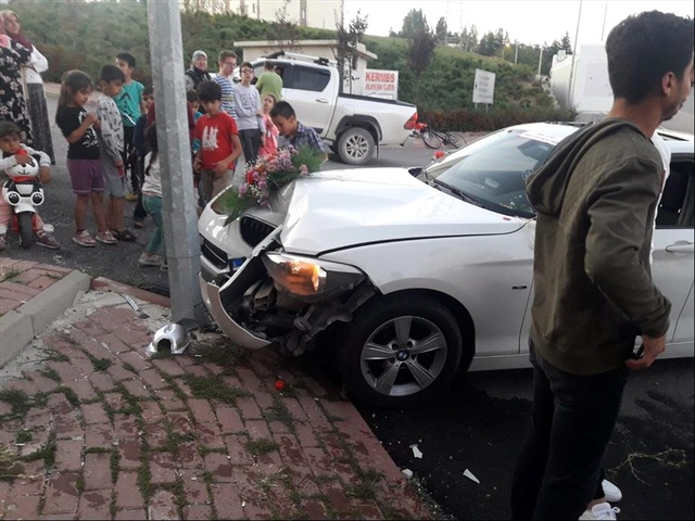Kız arkadaşından özür dilemek için süslediği otomobille kaza geçirdi