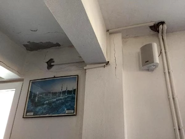 Silivri'de depremden zarar gören iki cami mühürlendi