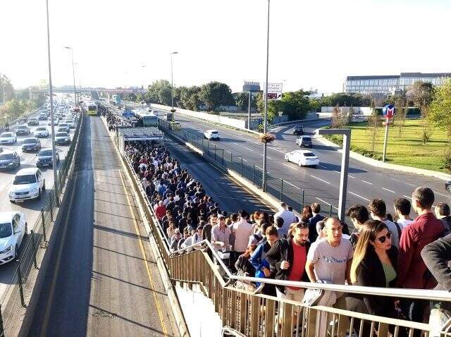Altunizade metrobüs durağında insan seli! Uzun kuyruklar oluştu Altunizade metrobüs durağında insan seli! Uzun kuyruklar oluştu