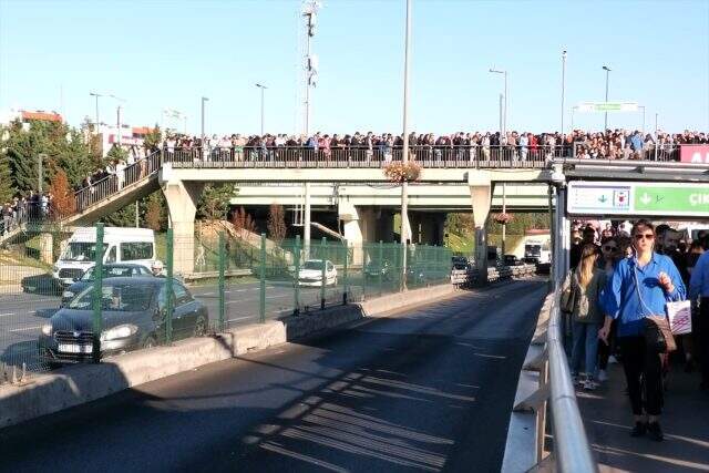 Altunizade metrobüs durağında insan seli! Uzun kuyruklar oluştu Altunizade metrobüs durağında insan seli! Uzun kuyruklar oluştu