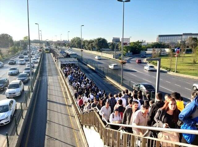 Altunizade metrobüs durağında insan seli! Uzun kuyruklar oluştu Altunizade metrobüs durağında insan seli! Uzun kuyruklar oluştu