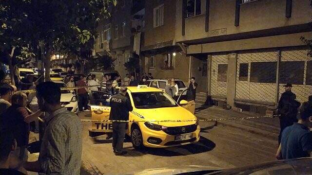 Bıçaklanan taksici gaspçı müşterisini kovaladı Boğazından bıçaklanan taksicinin gaspçı müşterisini kovaladığı anlar kamerada