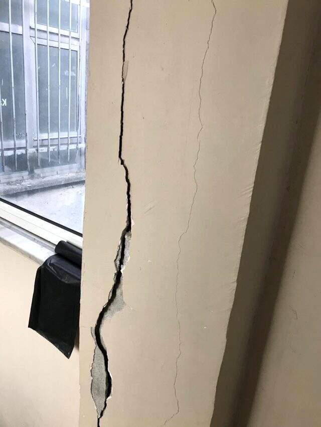 Çapa Tıp Fakültesi'ndeki çatlakları sıvayla kapattılar Çapa Tıp Fakültesi'ndeki çatlakları sıvayla kapattılar