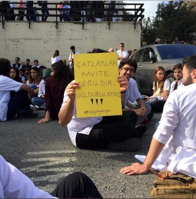 Çapa Tıp Fakültesi'ndeki çatlakları sıvayla kapattılar Çapa Tıp Fakültesi'ndeki çatlakları sıvayla kapattılar