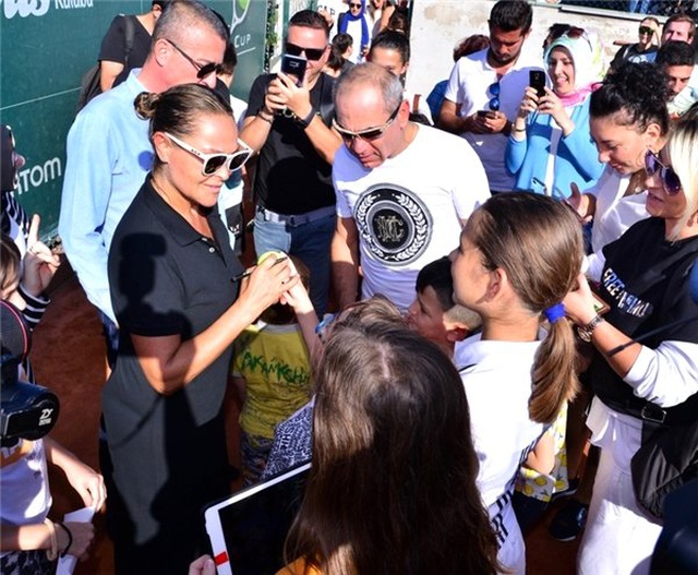 Hülya Avşar'a tenis turnuvasında yoğun ilgi