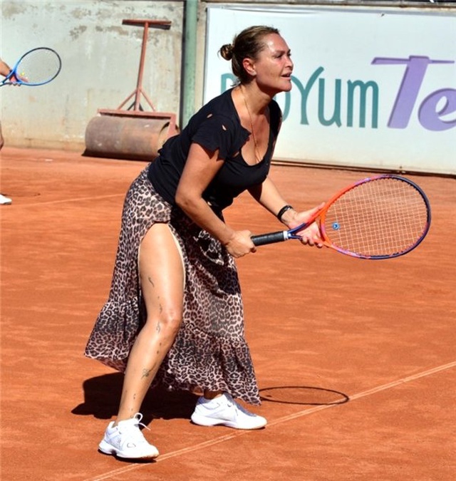 Hülya Avşar'a tenis turnuvasında yoğun ilgi