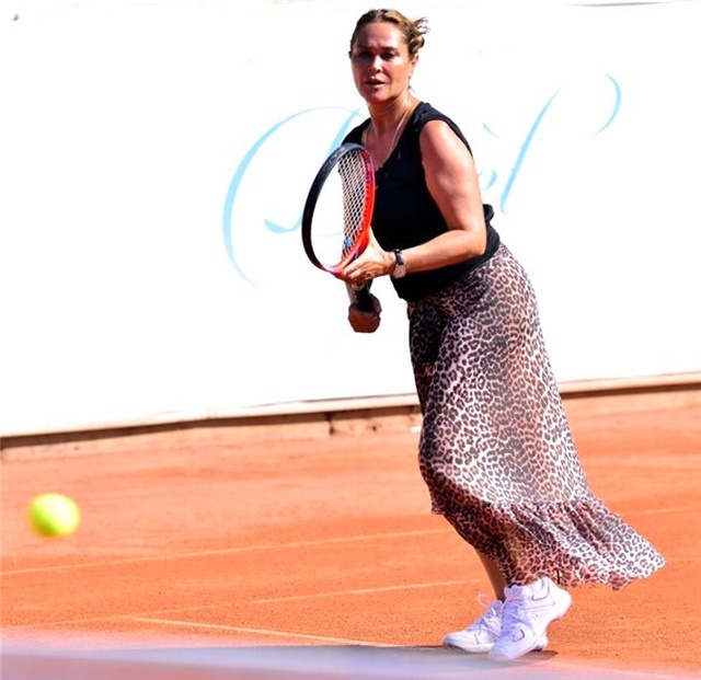 Hülya Avşar'a tenis turnuvasında yoğun ilgi