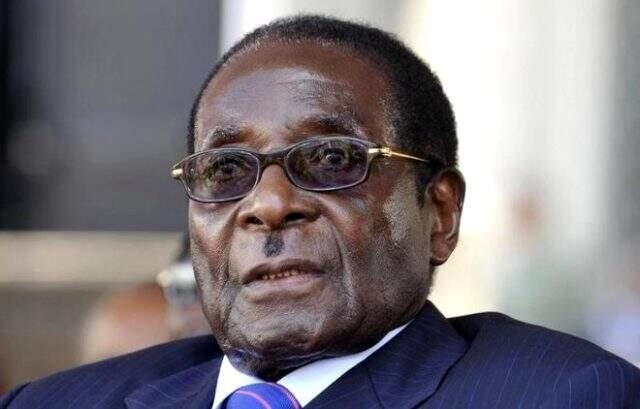 Robert Mugabe'nin cansız bedenini çelik tabuta koyup üzerine beton döktüler